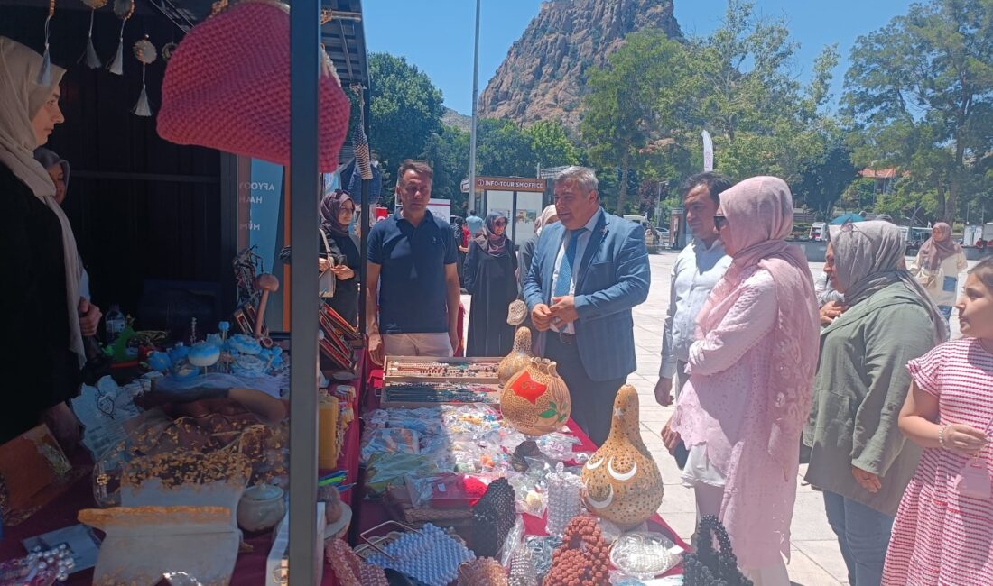 Afyonkarahisar’da kadın emeği, yaz boyunca Zafer Meydanı’nda halkla buluşuyor. Valilik