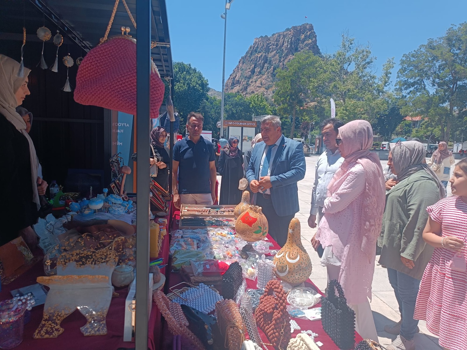 Afyonkarahisar’da kadın emeği, yaz boyunca Zafer Meydanı’nda halkla buluşuyor. Valilik