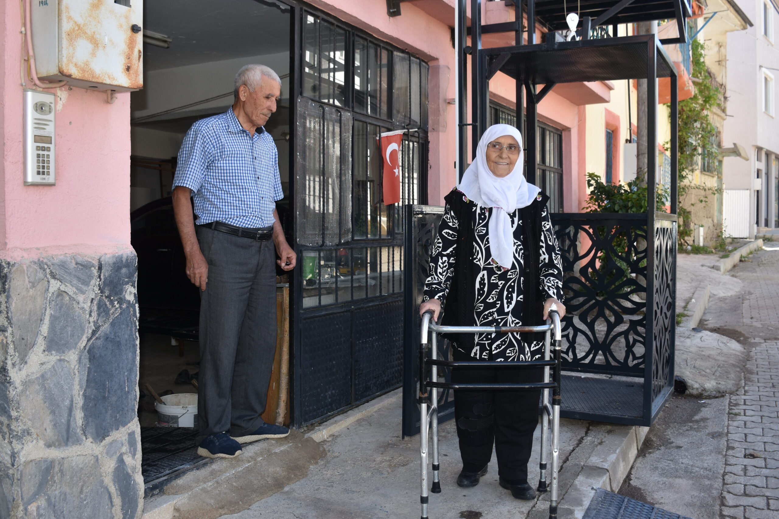 Afyonkarahisar'ın Çay ilçesinde çeşitli rahatsızlıkları nedeniyle yürüteçle hareket edebilen 67