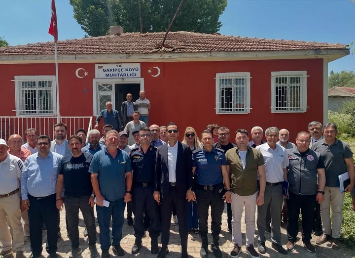 Afyonkarahisar Sinanpaşa Kaymakamı Emrah Aslan, Garipce’de Halk Günü toplantısında vatandaşlarla