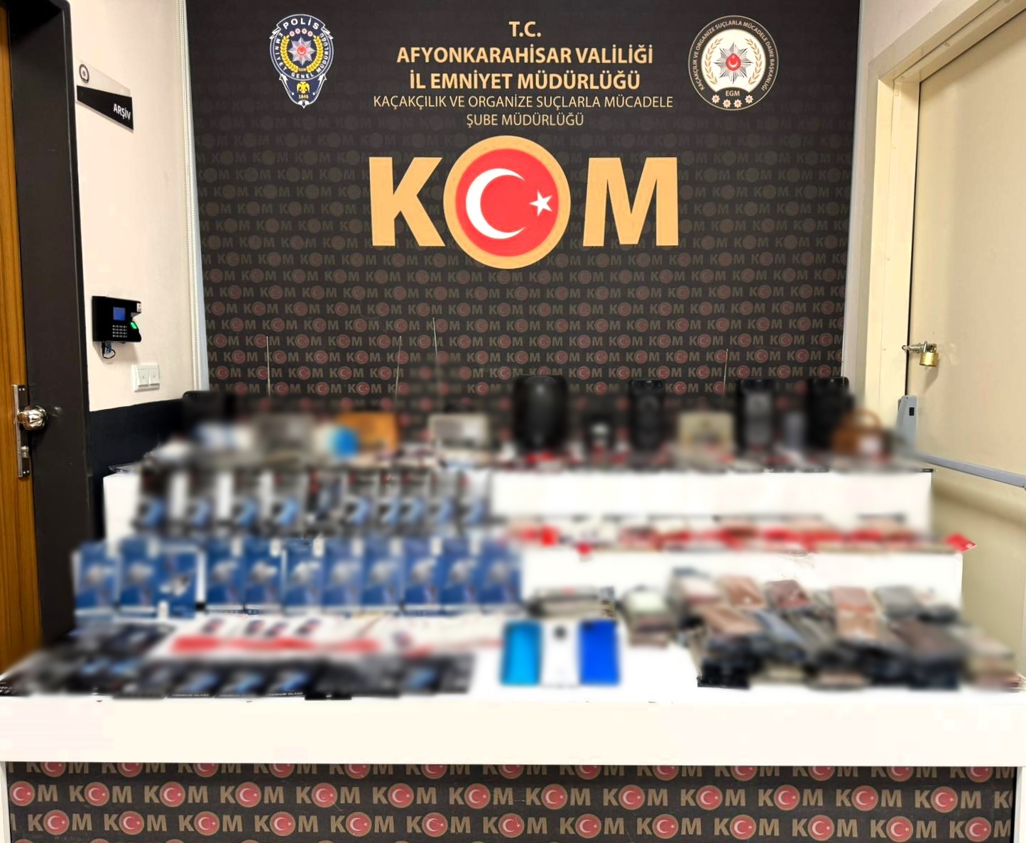 Afyonkarahisar İl Emniyet Müdürlüğü ekipleri, kaçakçılıkla mücadele kapsamında yürütülen çalışmalarına