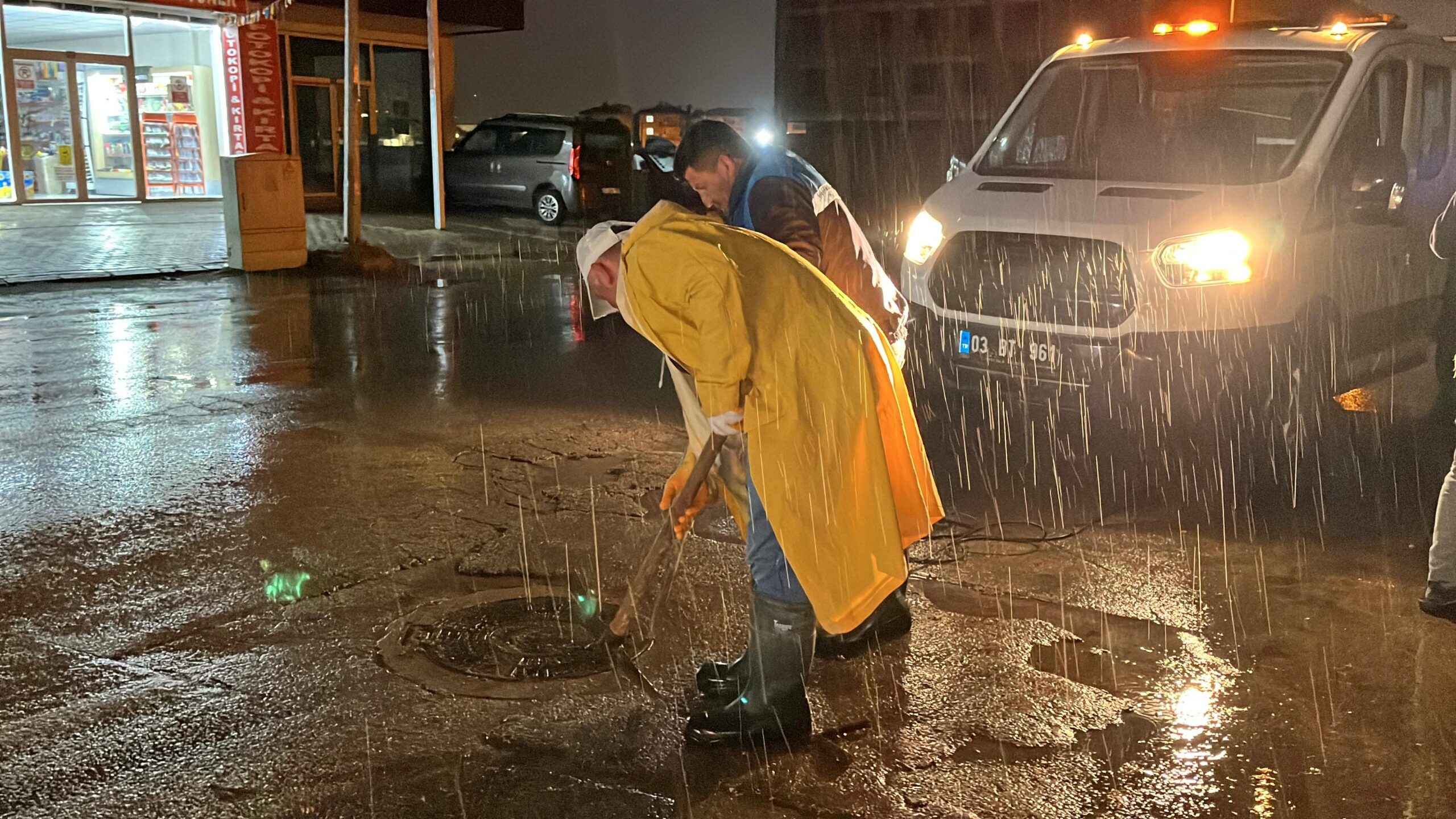 Afyonkarahisar’da beklenen yağışın ardından bazı evlerde su baskınları meydana geldi.