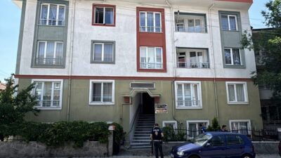 Kütahya'da ikamet ettiği evin pencere camını silen kadın, 3. kattan