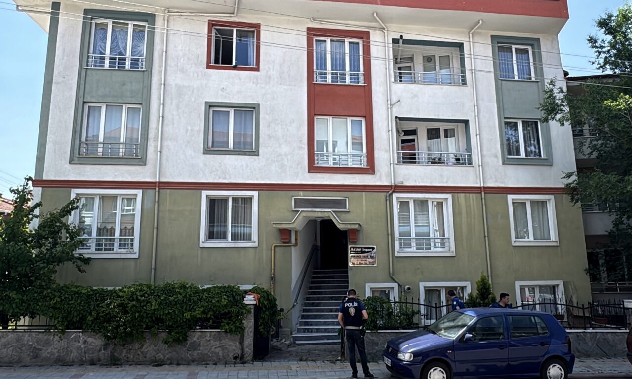 Kütahya'da ikamet ettiği evin pencere camını silen kadın, 3. kattan