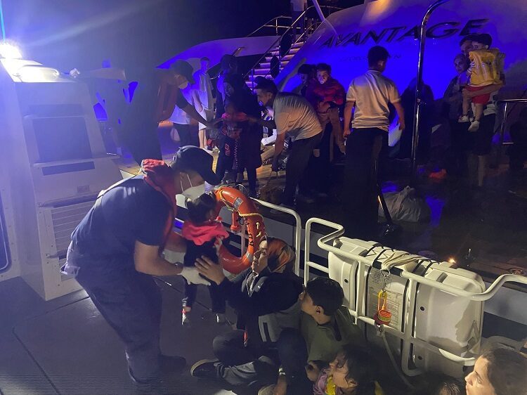 Muğla'nın Fethiye ilçesi açıklarında sürüklenen lastik bottaki 31 düzensiz göçmen