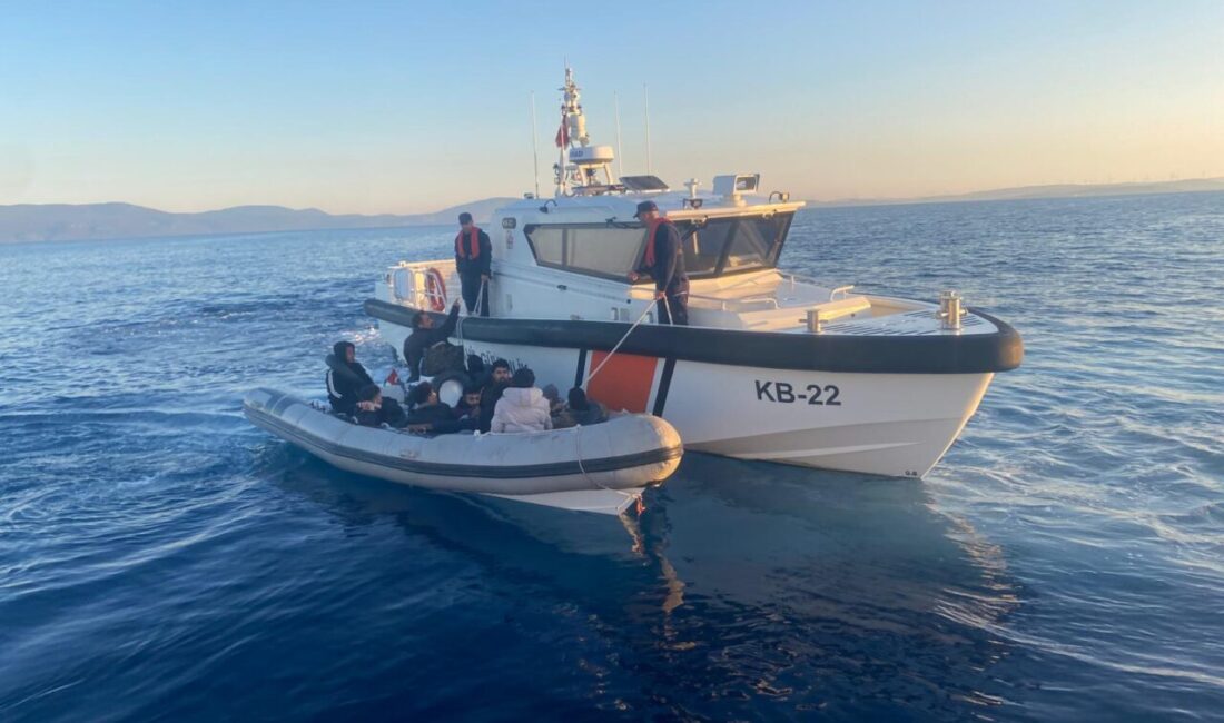 İzmir'in Karaburun ve Seferihisar ilçesi açıklarında 35 düzensiz göçmen kurtarıldı,