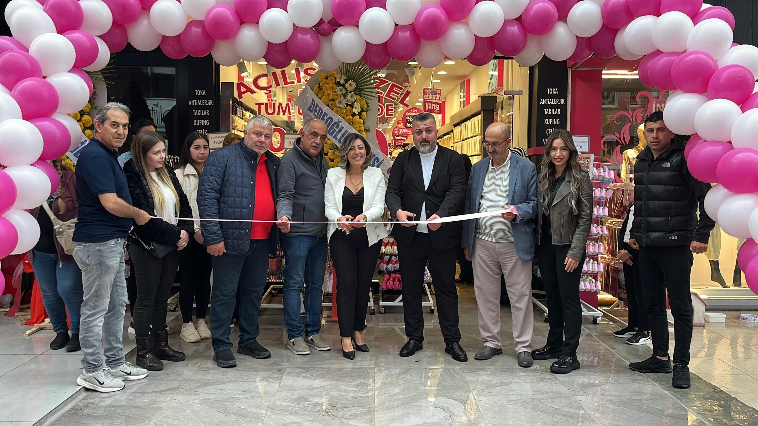 Afyonkarahisar’ın işlek noktalarından biri olan Dumlupınar Caddesi’nde, takı ve kozmetik