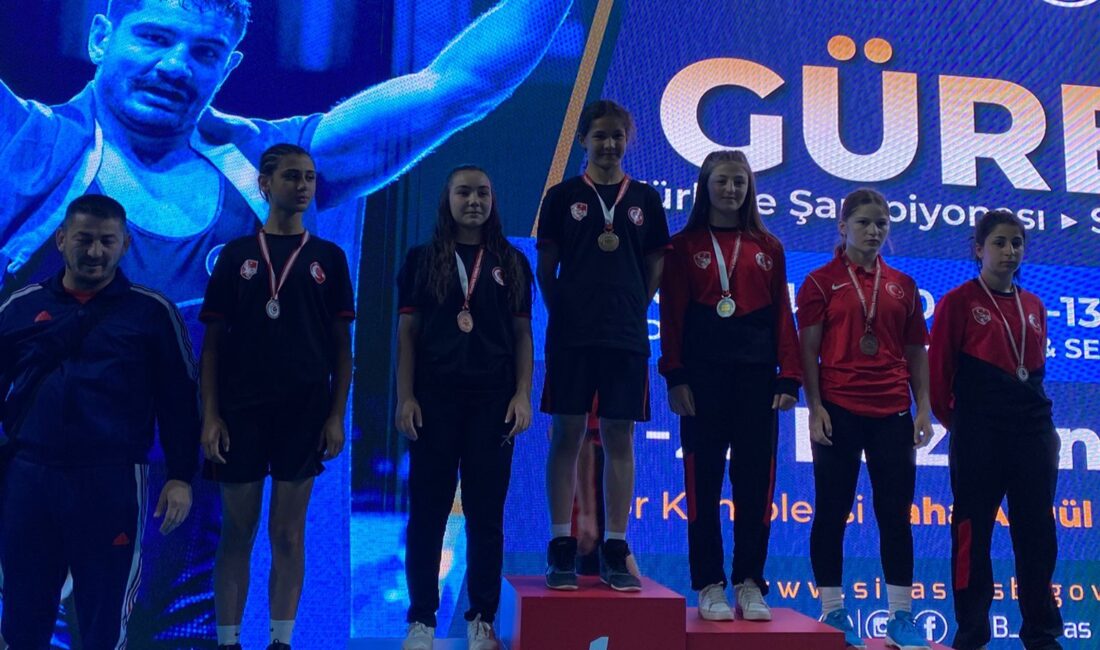 Sivas'ta düzenlenen 10-14 Yaş Türkiye Güreş Şampiyonaları'nda Taşoluk Belediye Spor