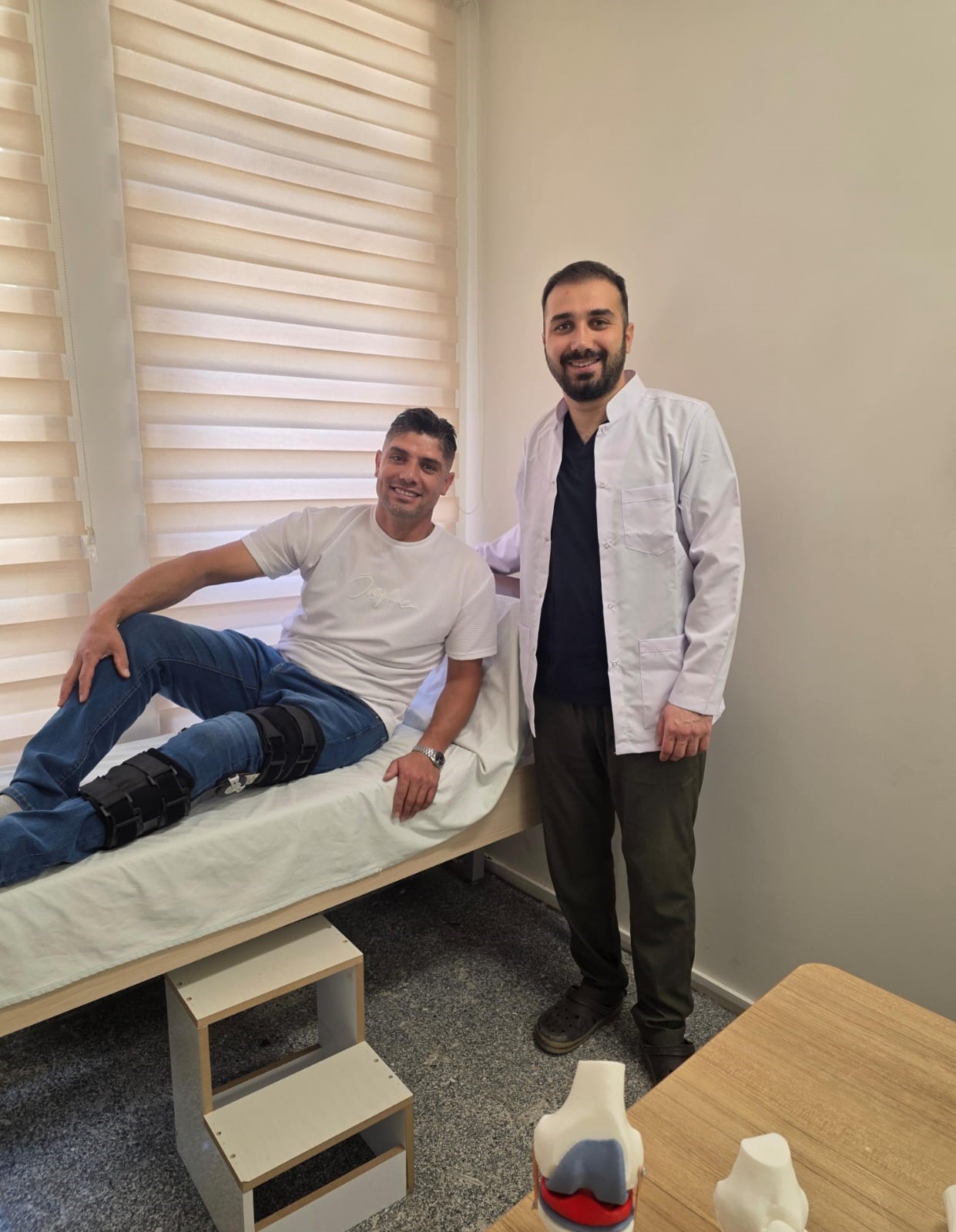 
Afyonkarahisar Sandıklı Devlet Hastanesi’nde gerçekleştirilen ön çapraz bağ ameliyatı, uygulanan