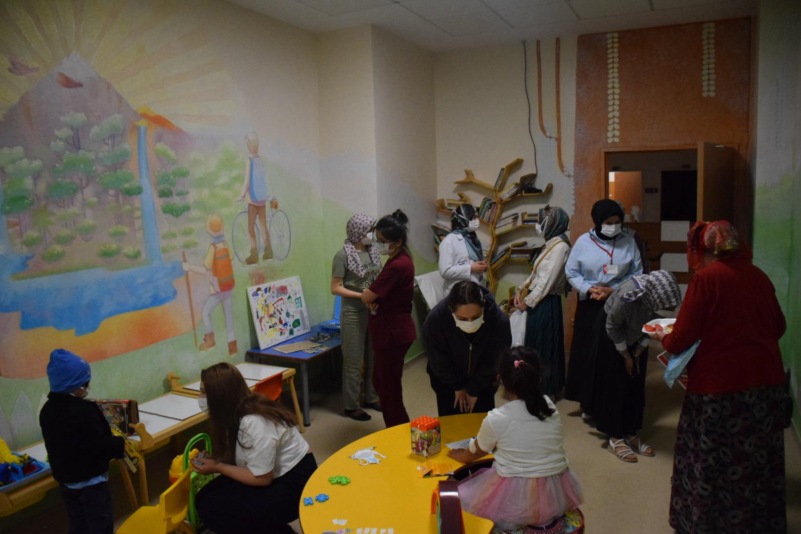 Afyonkarahisar Sağlık Bilimleri Üniversitesi Hastanesi Onkoloji Bölümü'nde tedavi gören lösemili