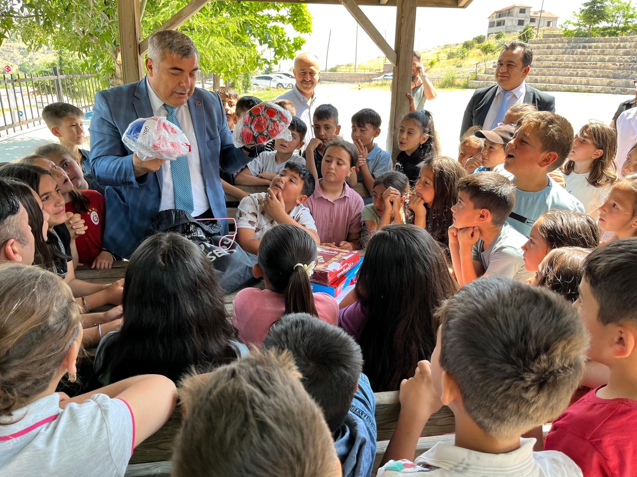 Aile ve Oyun Haftası çerçevesinde Değirmenayvalı İlkokulu’nu ziyaret eden İl