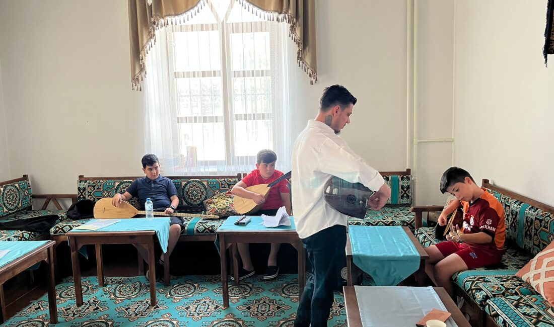 Emirdağ Belediyesi tarafından Emirdağ Kültür Evi'nde düzenlenen bağlama kursu, yoğun