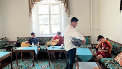 Emirdağ Belediyesi tarafından Emirdağ Kültür Evi'nde düzenlenen bağlama kursu, yoğun