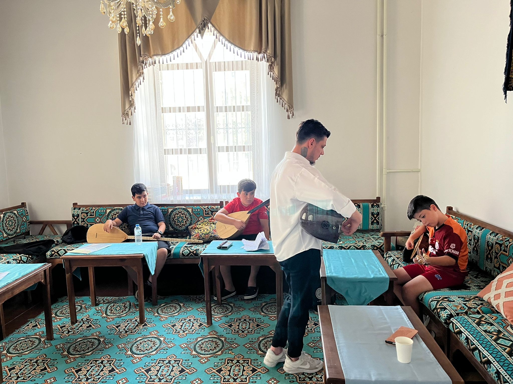 Emirdağ Belediyesi tarafından Emirdağ Kültür Evi'nde düzenlenen bağlama kursu, yoğun