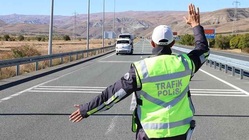 Türkiye’de ehliyet taşıma zorunluluğu sessizce ortadan kalktı. İçişleri Bakanlığı tarafından