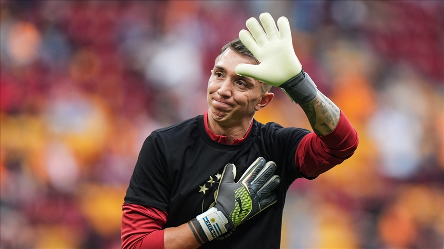 Galatasaray kariyerini sonlandıran tecrübeli kaleci Fernando Muslera, İstanbul'dan ayrıldı.
