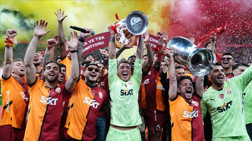 Galatasaray Futbol Takımı, 2024-2025 sezonunu çifte kupayla kapattı.
