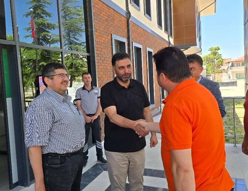 Bolvadin Belediye Başkanı Derviş Aynacı, ilçemize kazandırılan Gençlik Merkezi’ne hayırlı