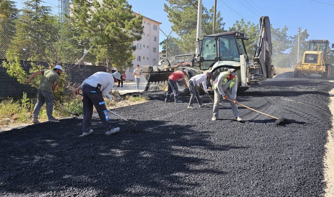 İscehisar Belediyesi, ilçe genelinde başlattığı sıcak asfalt ve çevre düzenleme
