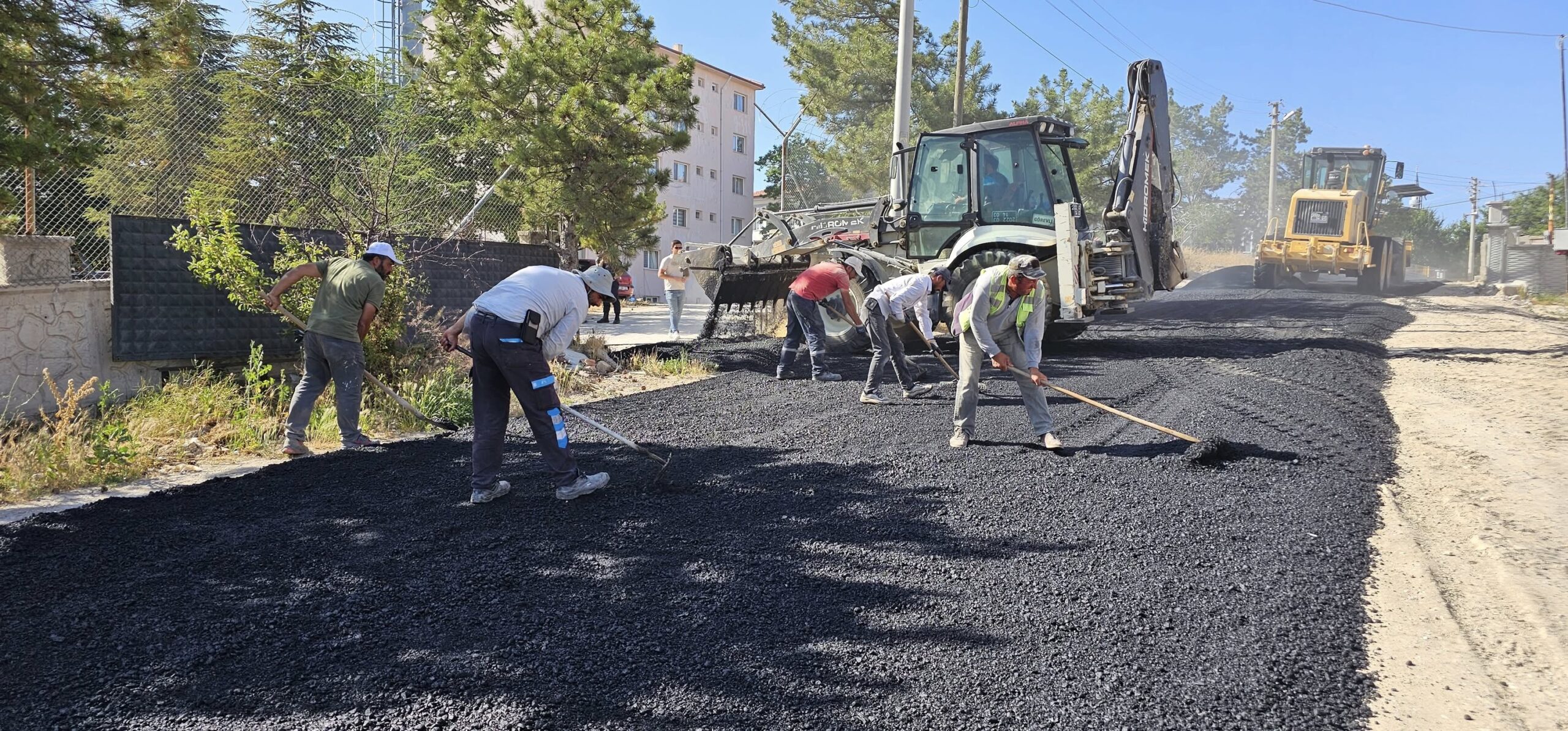 İscehisar Belediyesi, ilçe genelinde başlattığı sıcak asfalt ve çevre düzenleme