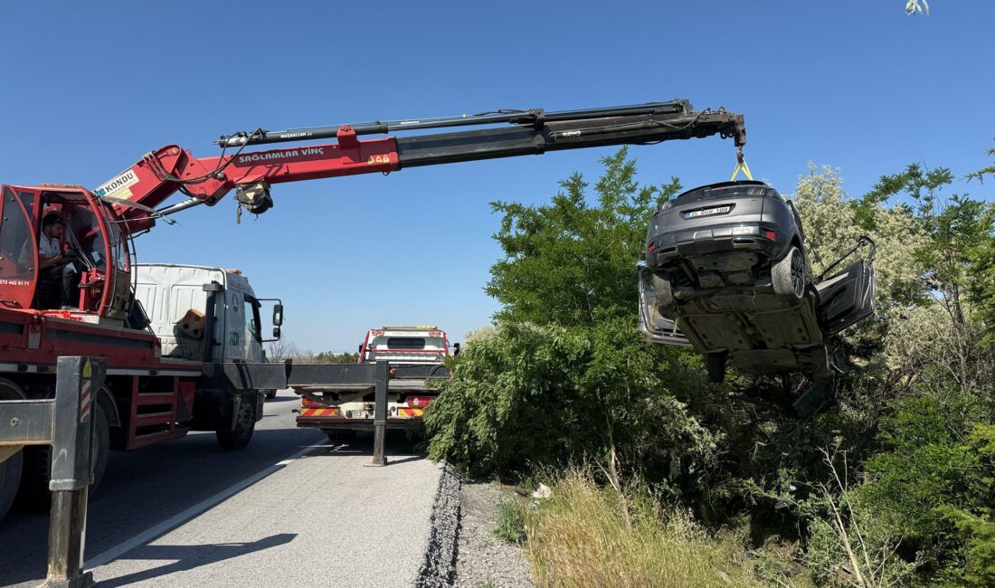 Afyonkarahisar'da kontrolden çıkarak yol kenarındaki ağaçlık alana giren otomobilde biri