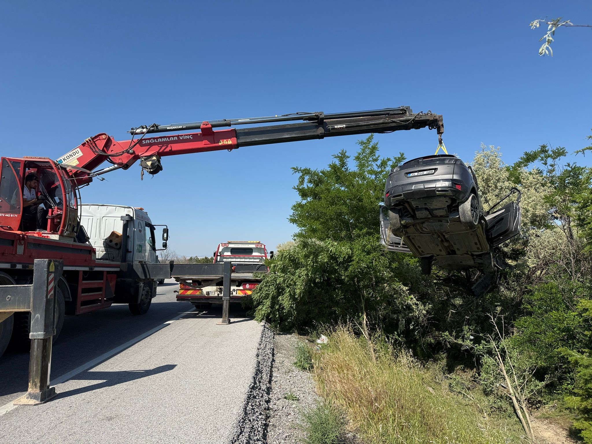 Afyonkarahisar'da kontrolden çıkarak yol kenarındaki ağaçlık alana giren otomobilde biri