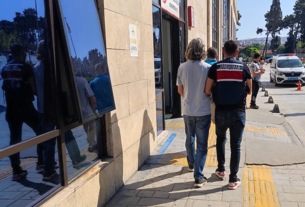 İzmir'de sosyal medyada terör örgütlerinin propagandasını yaptıkları iddia edilen 5