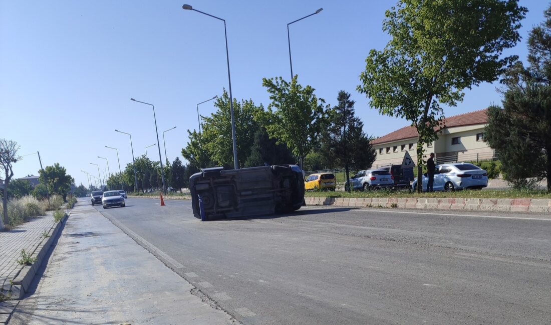 Afyonkarahisar Devlet Hastanesi yolunda meydana gelen trafik kazasında bir araç