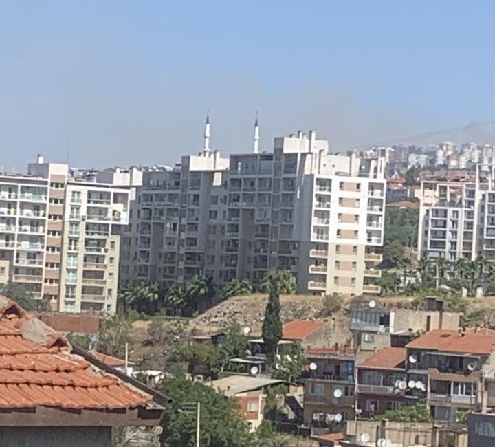 Afyonkarahisar’da sabah saatlerinde gökyüzünü kaplayan duman ve yanık kokusu vatandaşlar