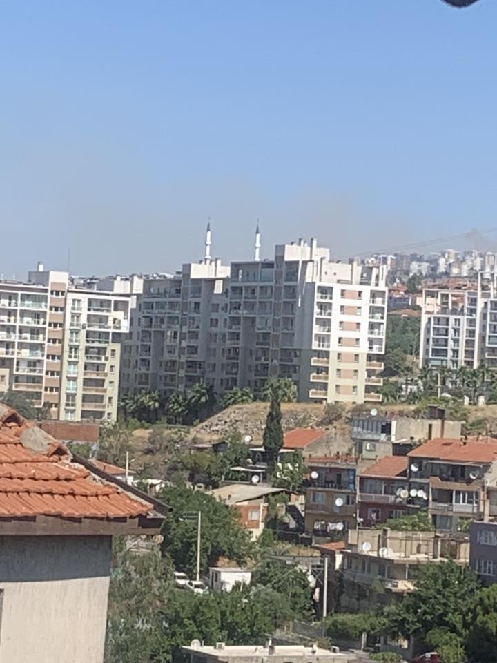 Afyonkarahisar’da sabah saatlerinde gökyüzünü kaplayan duman ve yanık kokusu vatandaşlar