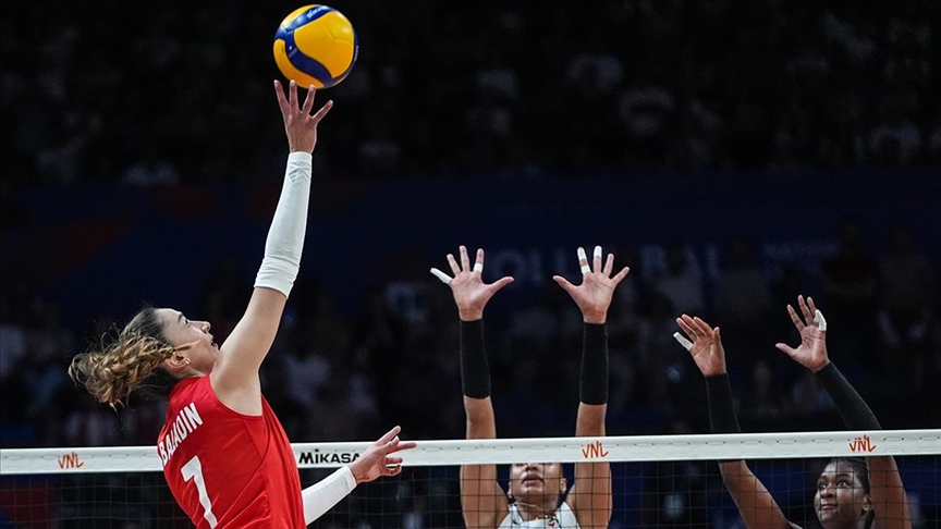 Türkiye Voleybol Federasyonu, Brezilya maçında sakatlanan Hande Baladın'ın tedavisine başlandığını