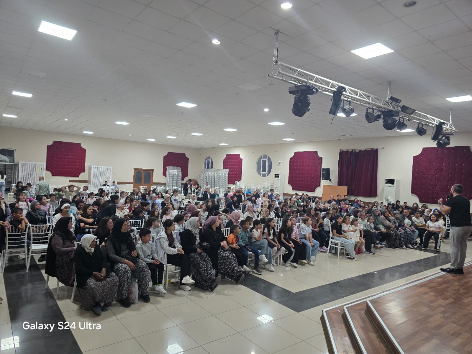 Sinanpaşa Belediyesi, karne heyecanı yaşayan minikler için unutulmaz bir etkinliğe