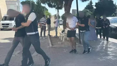  İzmir'in Çeşme ilçesinde uyuşturucuyla yakalanan 4 şüpheliden 3'ü tutuklandı.