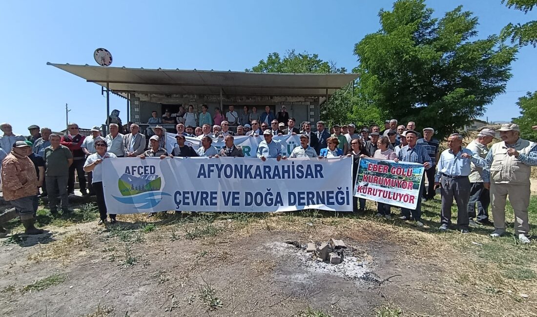 Afyonkarahisar'da düzenlenen 'Eber Gölü Yaşasın' etkinliği, göldeki su seviyesinin alarm