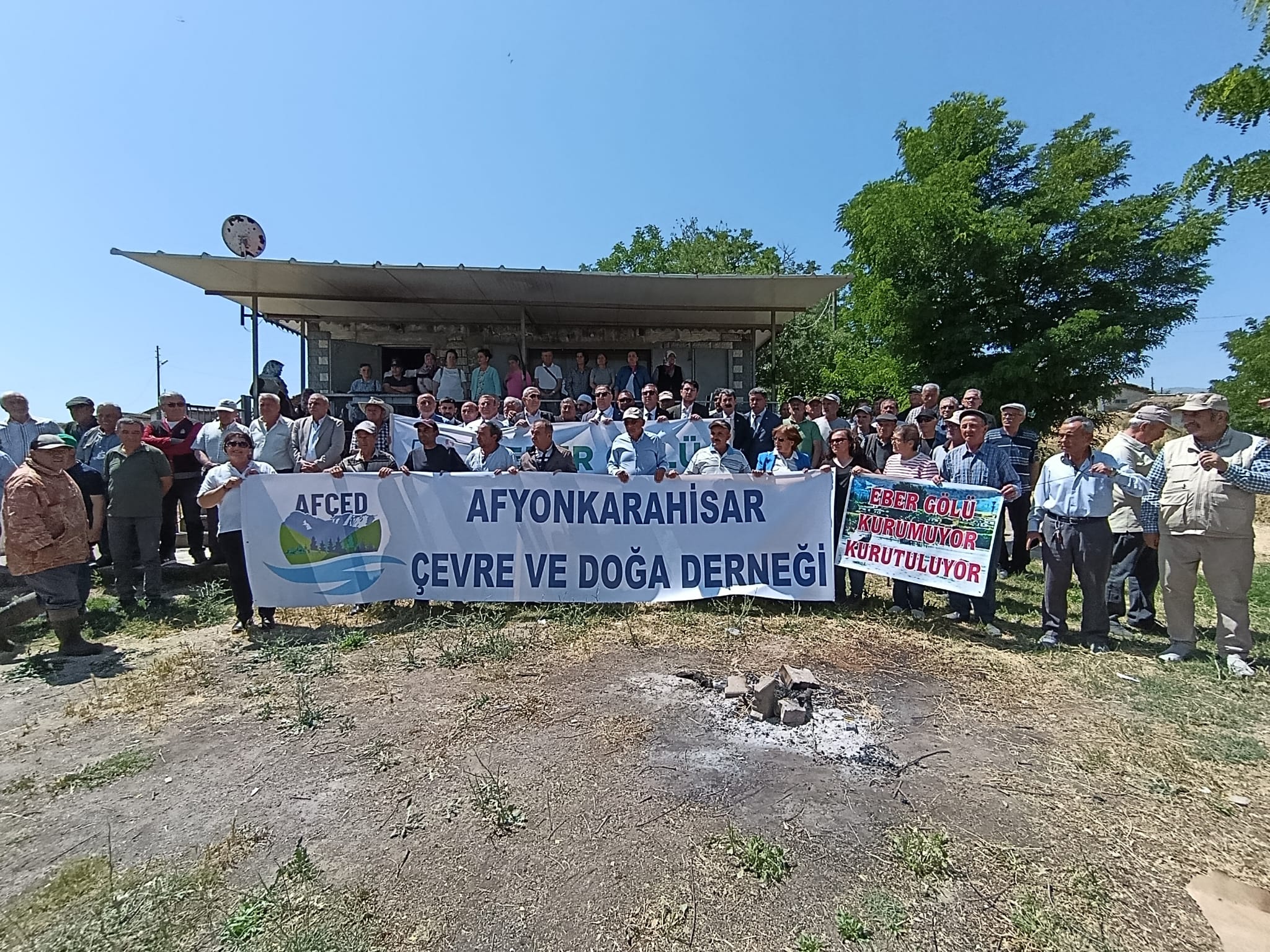Afyonkarahisar'da düzenlenen 'Eber Gölü Yaşasın' etkinliği, göldeki su seviyesinin alarm