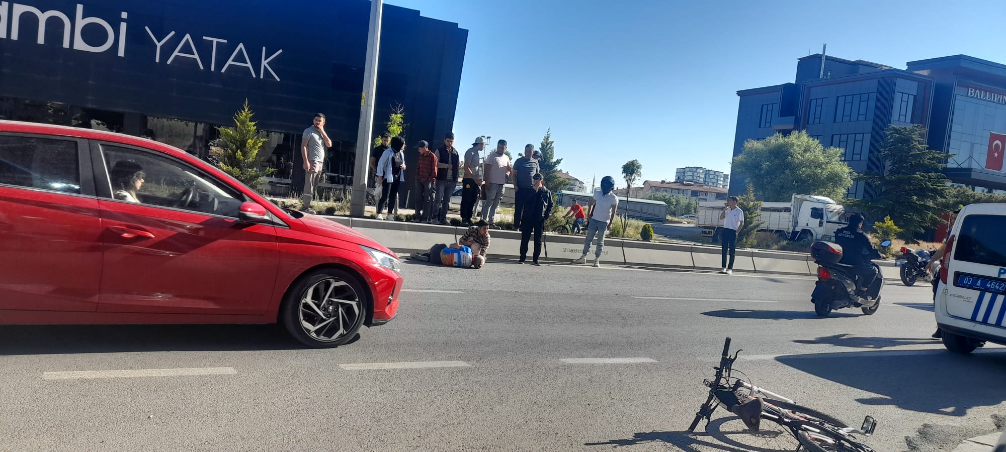 Afyonkarahisar’da Atatürk caddesinde bir otomobil, bisikleti ile ilerleyen yaşlı adama
