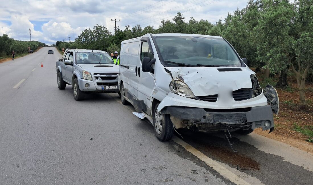 Bursa'nın İznik ilçesinde kamyonet ile minibüsün çarpışması sonucu meydana gelen