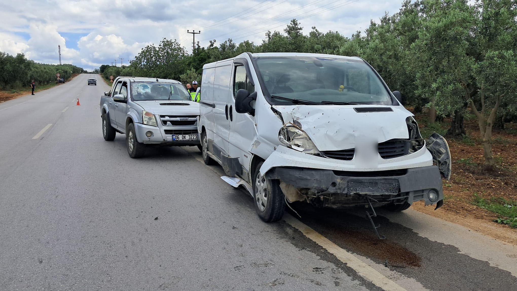 Bursa'nın İznik ilçesinde kamyonet ile minibüsün çarpışması sonucu meydana gelen