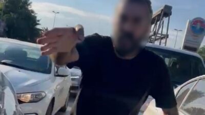 İstanbul Maltepe sahil yolunda, iki çocuğuyla birlikte sola dönüş yapmak