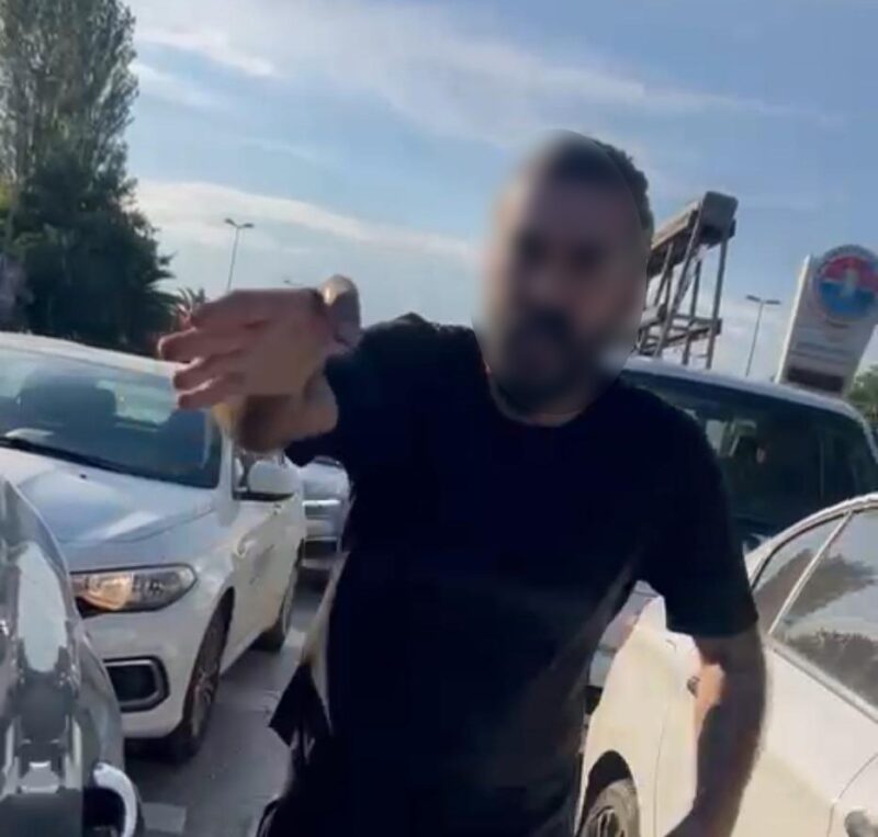 İstanbul Maltepe sahil yolunda, iki çocuğuyla birlikte sola dönüş yapmak