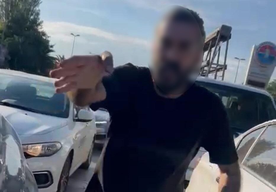İstanbul Maltepe sahil yolunda, iki çocuğuyla birlikte sola dönüş yapmak