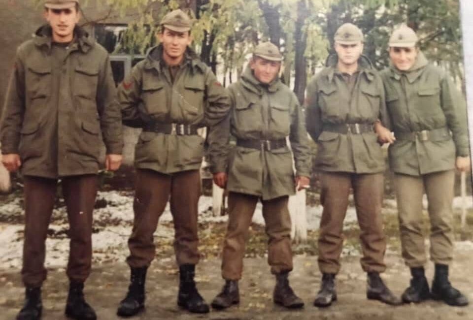 1985 yılında Muş’un Malazgirt ilçesindeki 108. Topçu Alayı’nda birlikte askerlik