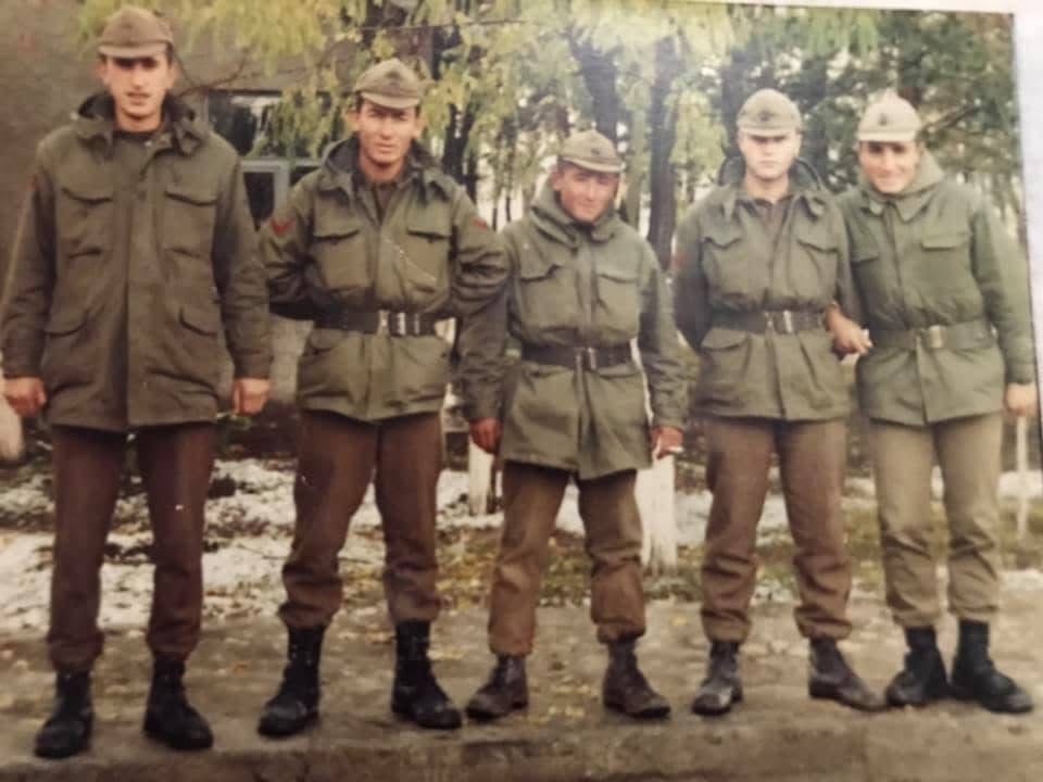 1985 yılında Muş’un Malazgirt ilçesindeki 108. Topçu Alayı’nda birlikte askerlik