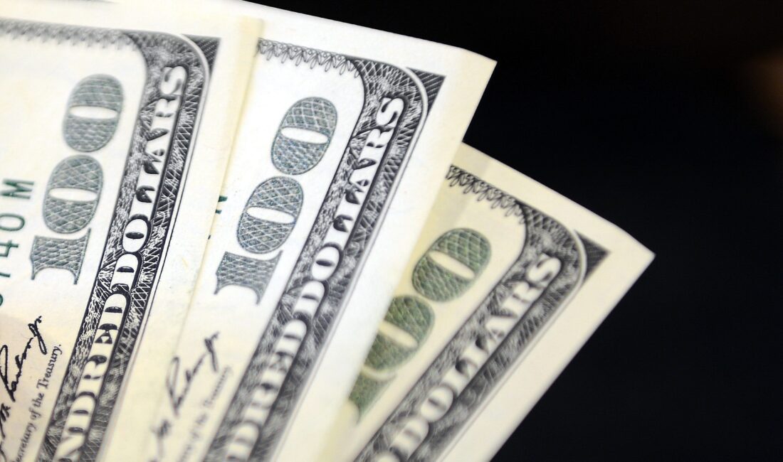 Serbest piyasada döviz fiyatları İstanbul Kapalıçarşı’da 39,2690 liradan alınan dolar 39,2710 liradan, 44,6710 liradan