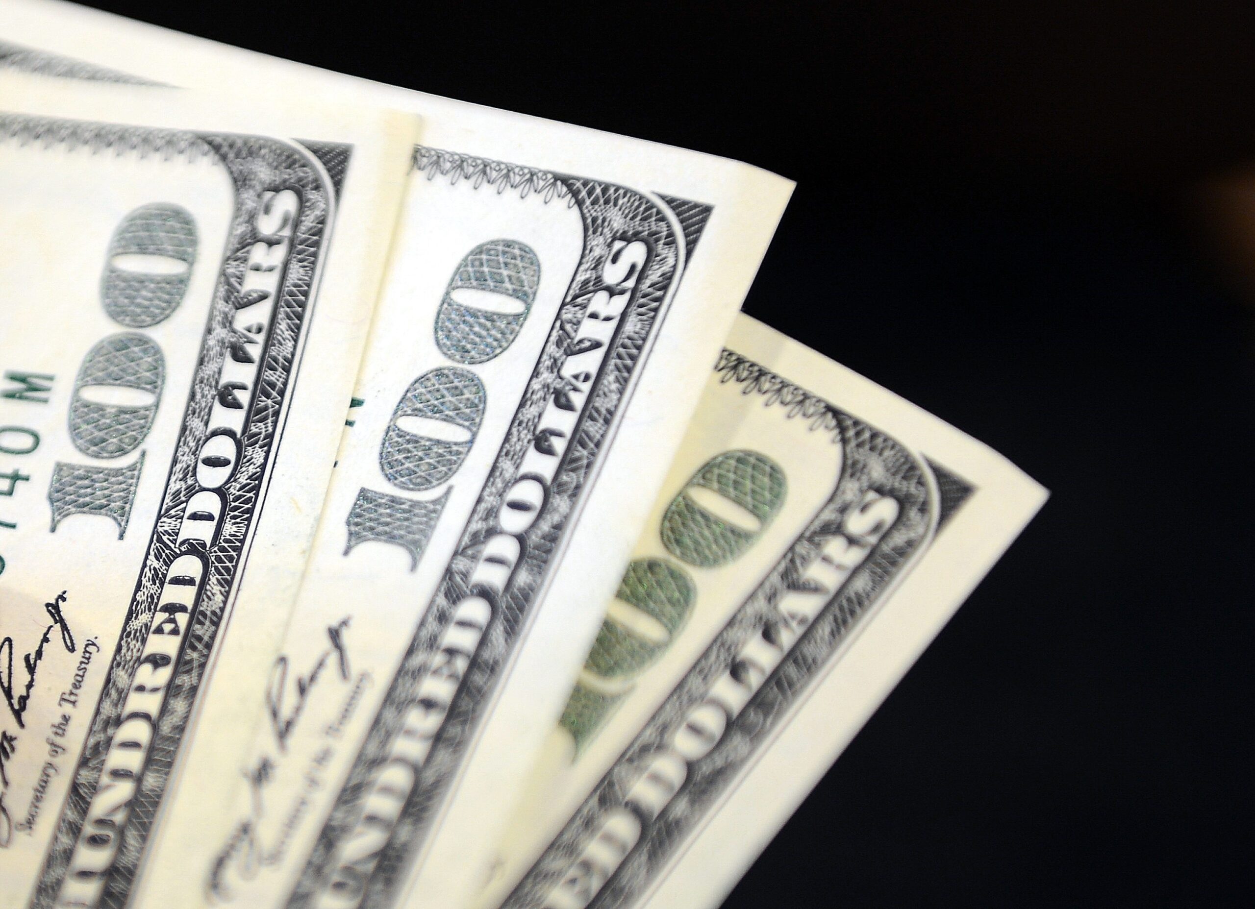 İstanbul Kapalıçarşı’da 39,2690 liradan alınan dolar 39,2710 liradan, 44,6710 liradan