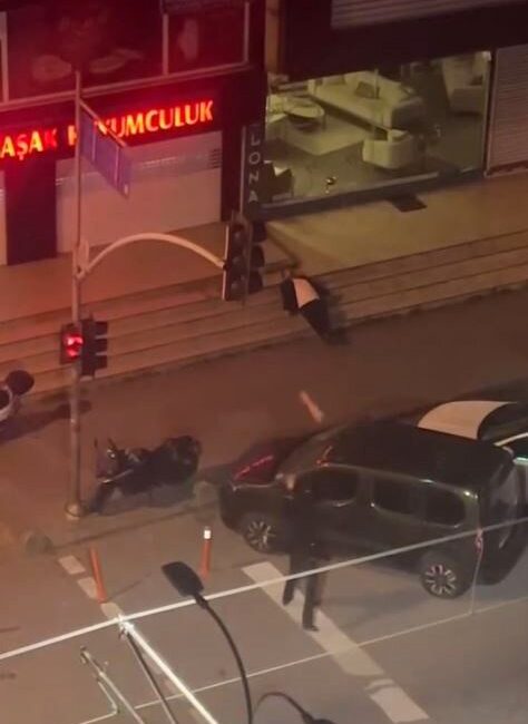 Sultangazi’de bir kişi, cadde üzerindeki merdivenlerde henüz bilinmeyen bir nedenle