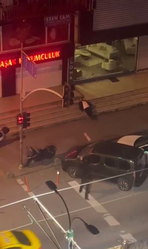 Sultangazi’de bir kişi, cadde üzerindeki merdivenlerde henüz bilinmeyen bir nedenle