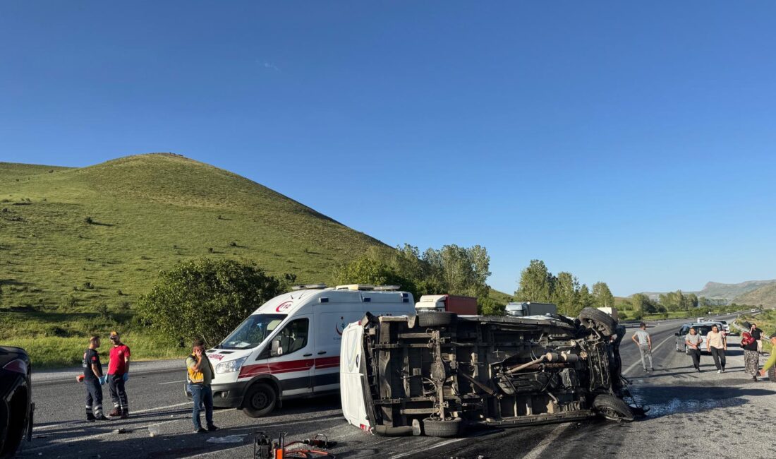 Feci kaza: 2 ölü, 2 yaralı Bitlis'in Tatvan ilçesinde otomobil ile minibüsün kafa kafaya çarpışması sonucu