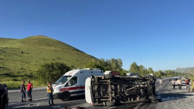  Bitlis'in Tatvan ilçesinde otomobil ile minibüsün kafa kafaya çarpışması sonucu