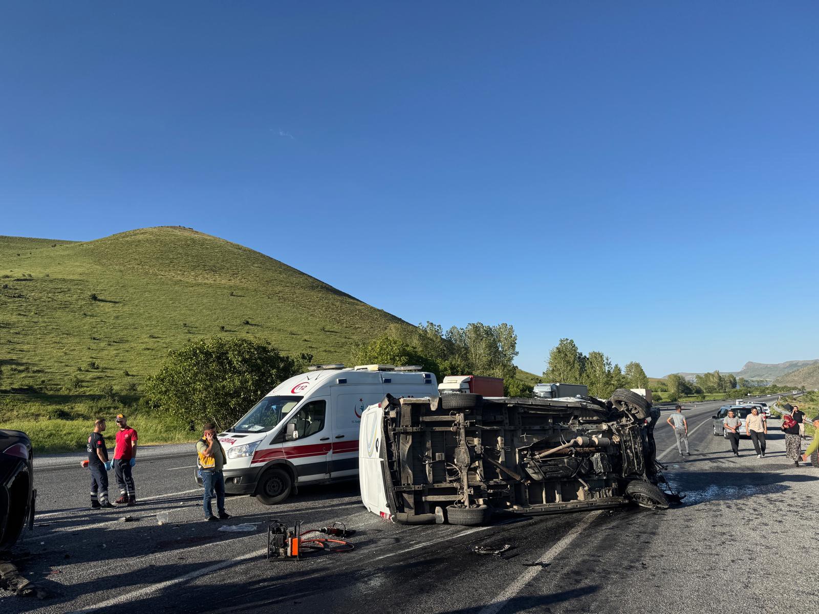  Bitlis'in Tatvan ilçesinde otomobil ile minibüsün kafa kafaya çarpışması sonucu